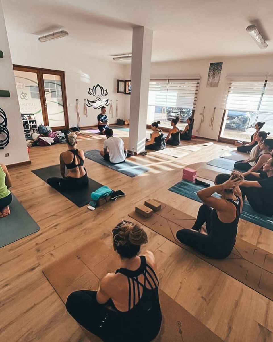 Workshop di Yoga Verticale in Sardegna: Espandi i Tuoi Orizzonti di Benessere